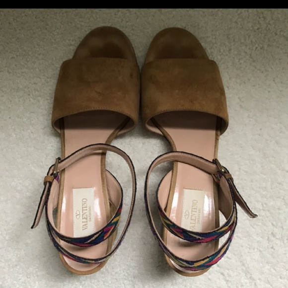 Valentino nice shoes its so nice and clean like new...Size 7 and color tan - Picture 3 of 11